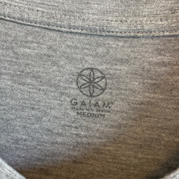 Gaiam t-shirt, size M - Picture 2 of 7